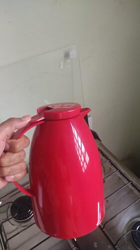 Garrafa de café da Invicta vermelha